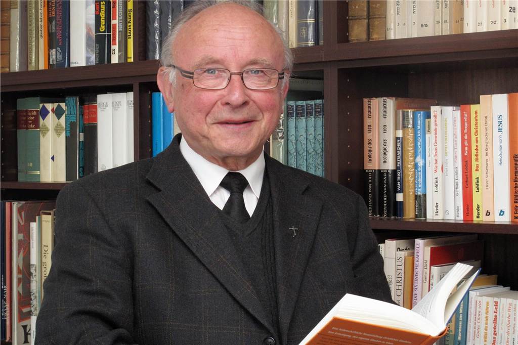 Pfarrer Schröder: „Leidenschaftlicher Seelsorger und Menschenfreund“ Pfarrer Werner Schröder vor seinem Bücherschrank.
