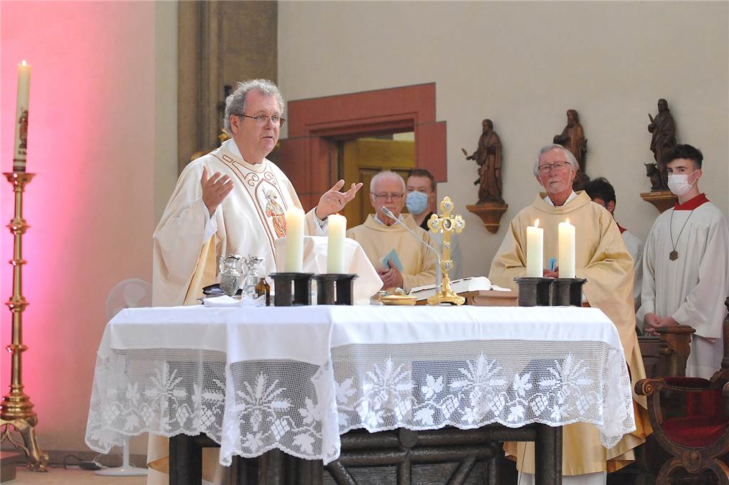 Abschied von Pfarrer Winfried Grohsmann: „Gott ist größer als jede Religion“ Pfarrer Winfried Grohsmann bei seiner letzten Messe in St. Lambertus.