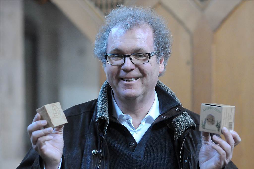 Pfarrer Winfried Grohsmann über Castrop-Rauxels unendliche Möglichkeiten Pfarrer Winfried Grohsmann bekam 2015 von Flüchtlingen eine handgefertige Seife aus Aleppo geschenkt.