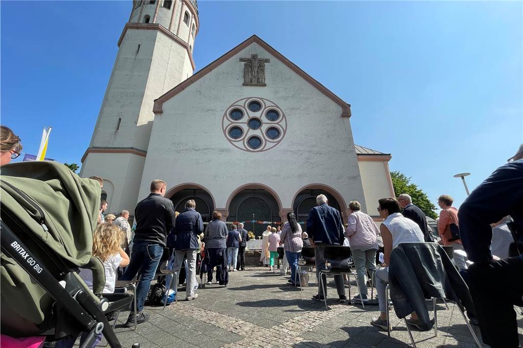 „Wir wollen entscheiden. Nicht Paderborn“: Gemeinde stellt Gebäude-Plan auf Pfarrer Zbigniew Szarata feierte beim Gemeindefest von St. Josef in Habinghorst im Mai 2022 einen Open-Air-Gottesdienst vor der Kirche. Was wird aus den Gebäuden im Pastoralverbund in Zukunft?