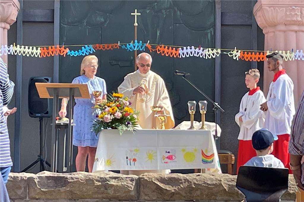 „Wir wollen entscheiden. Nicht Paderborn“: Gemeinde stellt Gebäude-Plan auf Pfarrer Zbigniew Szarata feierte beim Gemeindefest von St. Josef in Habinghorst im Mai 2022 einen Open-Air-Gottesdienst vor der Kirche.