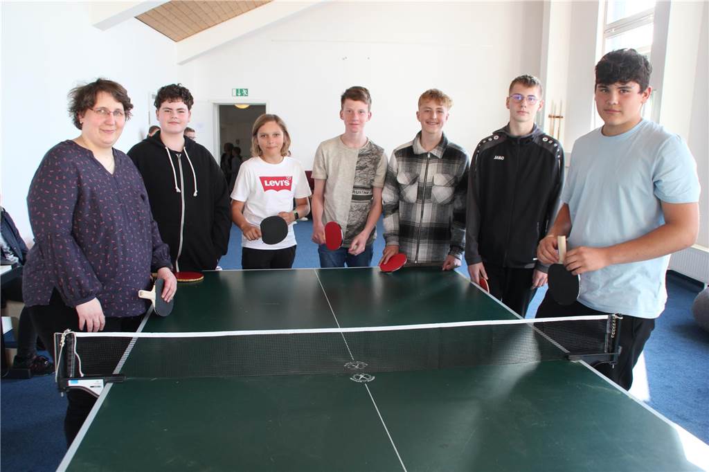 Jugendcafé feiert Comeback: Mit Kicker, Tischtennis und Couches Pfarrerin Isabelle Niehus (l.) renovierte mit Jugendlichen die Räume im Gemeindehaus.