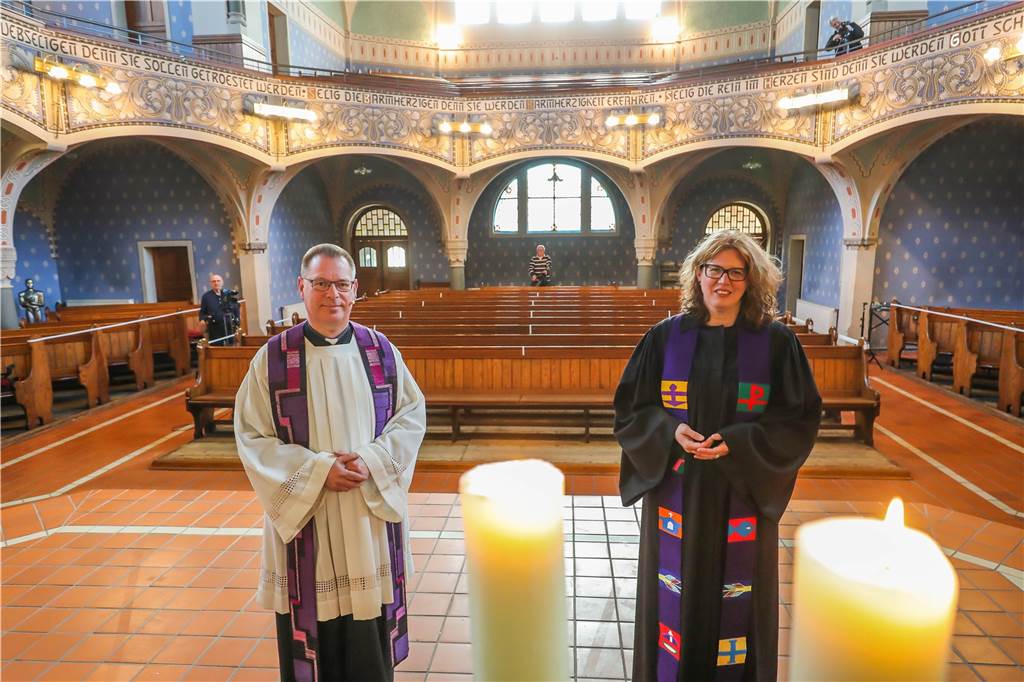Seniorin guckt Internet-Gottesdienste: Gemeinsam beten, wo immer wir sind Pfarrerin Kerstin Schiffner und Pfarrer Michael Ortwald setzen eine Akzente in den Gottesdienst-Aufzeichnungen.