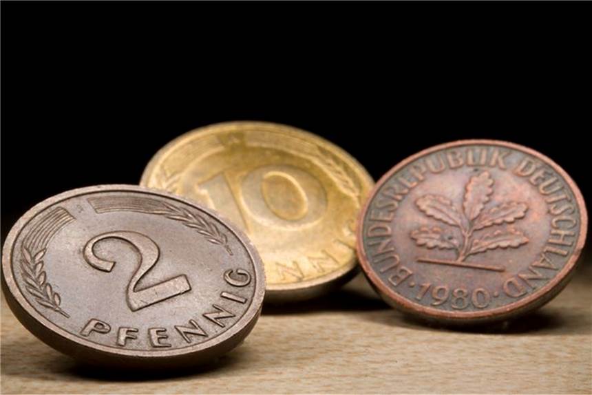 Mark und Pfennig im Milliardenwert noch nicht umgetauscht Pfennigstücke liegen auf einem Tisch nebeneinander. Anfang des Jahres 2002 löste das Euro-Bargeld die D-Mark ab. Foto: Sebastian Gollnow/dpa