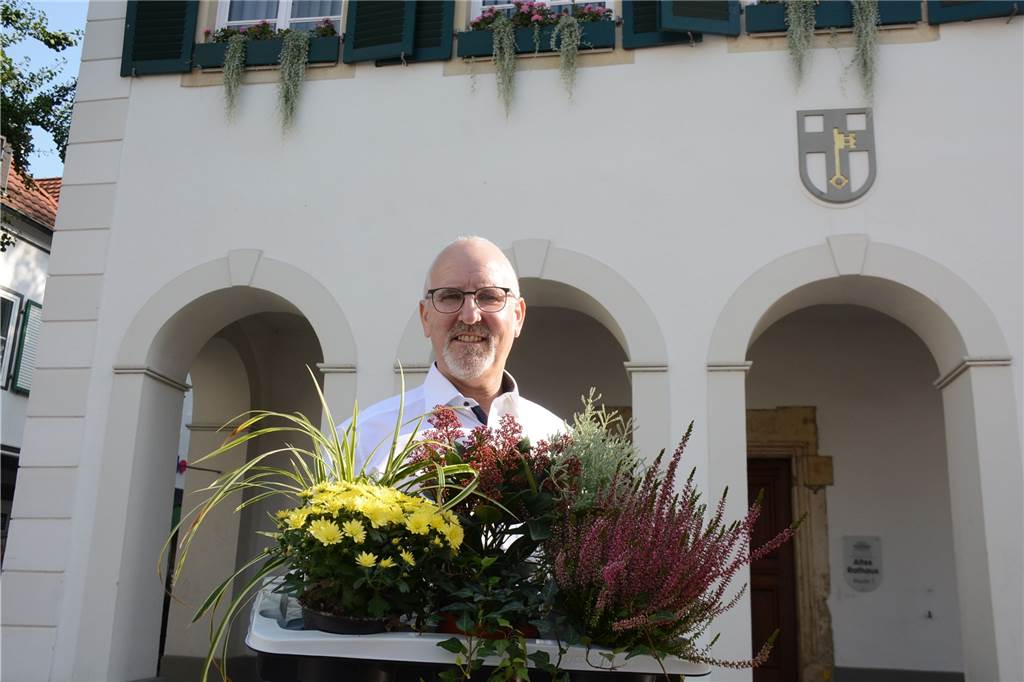 Altes Rathaus: Endlich keine Plastik-Pflanzen mehr in den Blumenkästen Pflanzen-Sponsor Tobias Hellerberg (Florawelt Dorsten) präsentiert den künftigen herbstlichen Blumenschmuck für das Alte Rathaus.