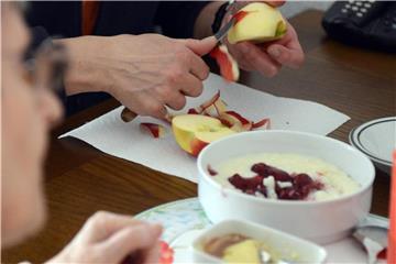 Pflegebedürftige dürfen niemals zum Essen gezwungen werden. Stattdessen sollten Pflegende auf die Vorlieben Rücksicht nehmen und so zum Essen motivieren. Foto: Caroline Seide