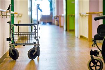Pflegebedürftige oder die Angehörigen müssen den Eigenanteil leisten, weil die Pflegeversicherung - anders als die Krankenversicherung - nur einen Teil der Kosten trägt. Foto: Britta Pedersen