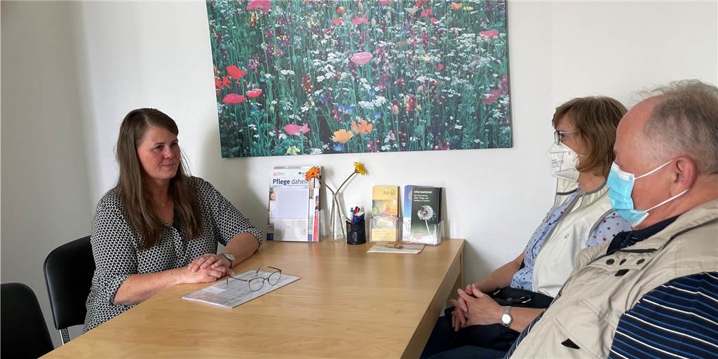 Pflegeberaterin bietet jetzt Sprechstunden in Lünen, Bork und Werne an Pflegeberaterin Kerstin Schymiczek (l.) bei einer Beratung im Pflegestützpunkt. Sie ist für den Norkdreis zuständig.