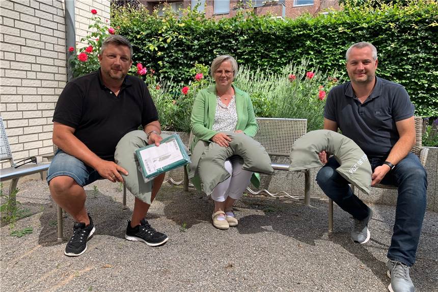 Pflegedienstleitung Dagmar Höing vom Hospiz in Stadtlohn nahm die gespendeten Rutschtücher und Lagerungskissen dankbar entgegen.
