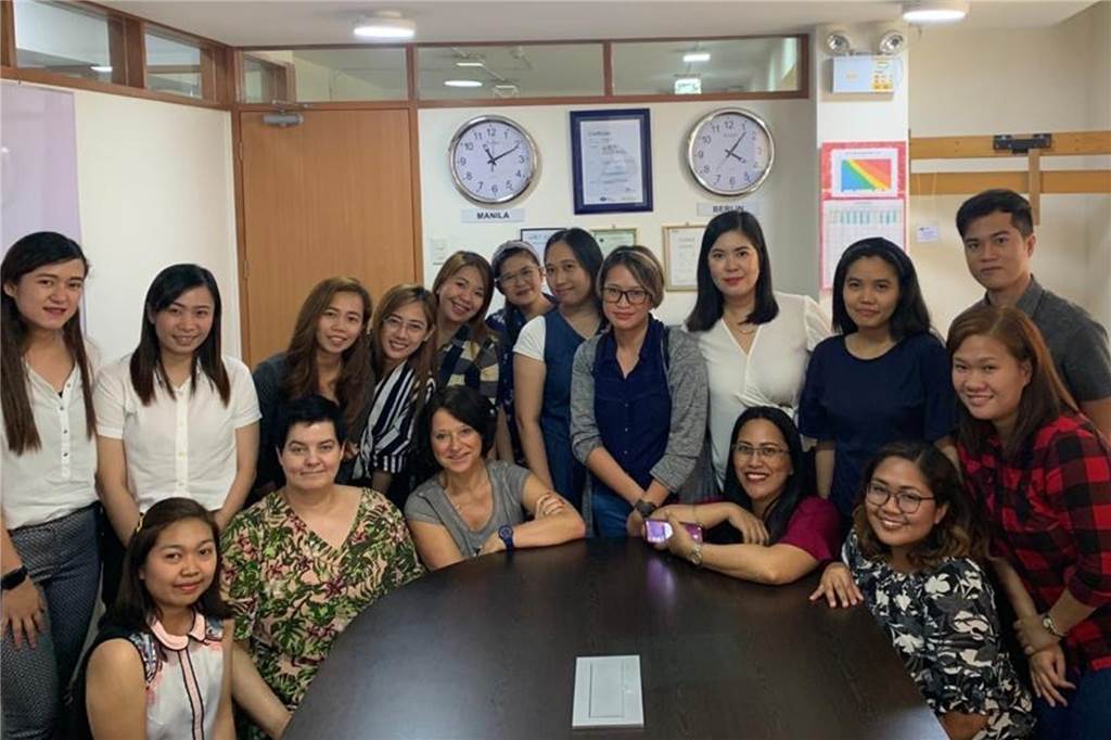 EvK holt ausländische Fachkräfte: Doch Bürokratie hemmt notwendigen Weg Pflegedirektorin Beate Schlüter und ihre Stellvertreterin Stefanie Eisenberg besuchten die 2020 die Sprachschule in Manila und lernten die Gruppe kennen, die später ans EvK kam.