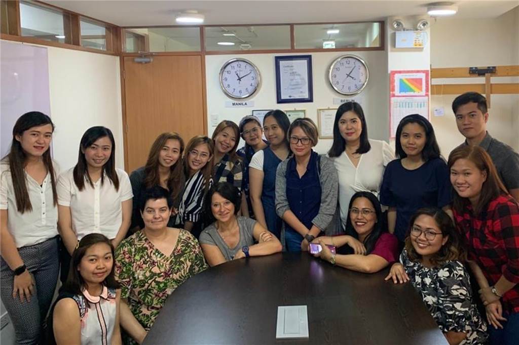Von den Philippinen ans EvK: Jhoan Reyes will ihre Familie unterstützen Pflegedirektorin Beate Schlüter und ihre Stellvertreterin Stefanie Eisenberg besuchten die 2020 die Sprachschule in Manila und lernten die Gruppe kennen, die später ans EvK kam.