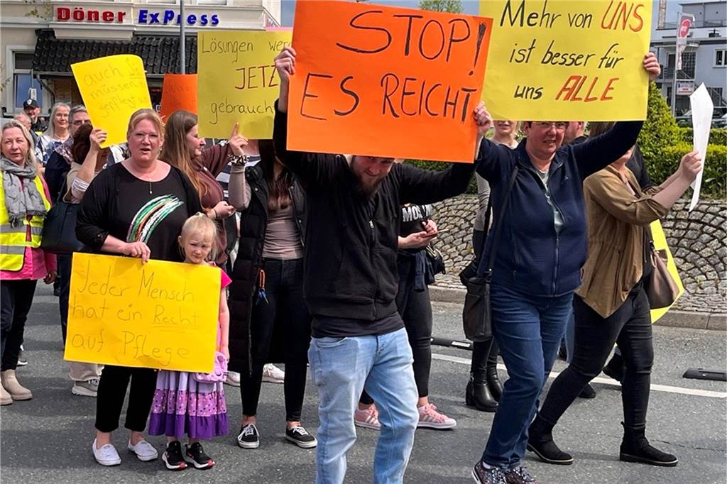 Pflegekräfte aus dem gesamten Kreis Unna demonstrieren am Freitag, 12. Mai, für bessere Arbeitsbedingungen vor dem Kreishaus.