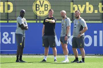 Pflegen einen engen Draht (v.l.): Otto Addo, Mike Tullberg, Marco Rose und Rene Maric.