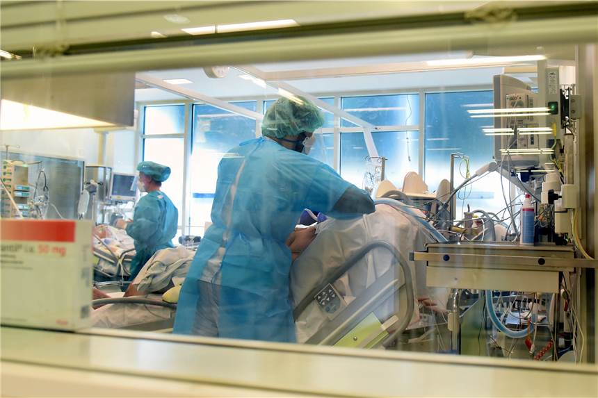 RKI meldet weitere Corona-Todesfälle in Dortmund Pflegepersonal versorgt Covid-19-Patienten auf einer Intensivstation. In Dortmund steigt die Zahl der Todesfälle weiter.