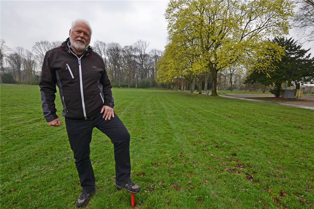 Volksfest trotz Bauarbeiten: Beim 12. Mengeder Gaudium läuft alles wie gewohnt Pflöcke zeigen den Verlauf des neuen Abwasserkanals im Volksgarten. Detlef Huß schaut regelmäßig nach dem Stand der Dinge.