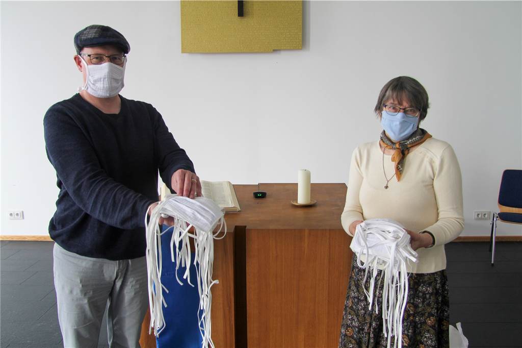 Coronavirus in Castrop-Rauxel: Insgesamt 46 Infizierte in der Stadt Pfr. Arno Wittekind (l.) und Gabi Mühlsteff (Ehrenamtliche) haben dem EvK 200 Masken überreicht.
