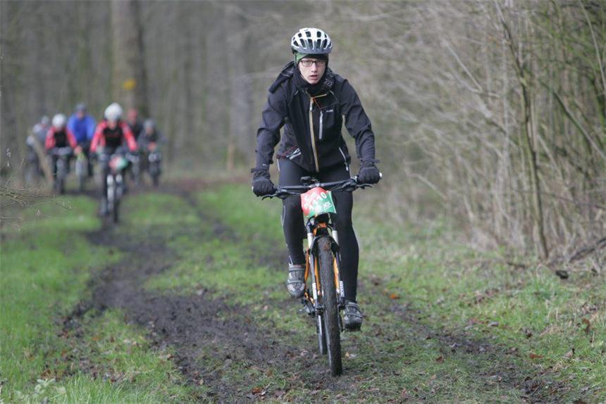 RSC Werne bietet erstmals eine GPS-Tour an Pfützen und matschige Wege machen den Teilnehmern der Winterbike Trophy relativ wenig aus.