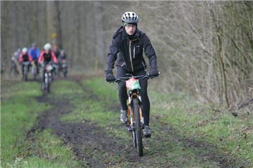 Pfützen und matschige Wege machen den Teilnehmern der Winterbike Trophy relativ wenig aus.