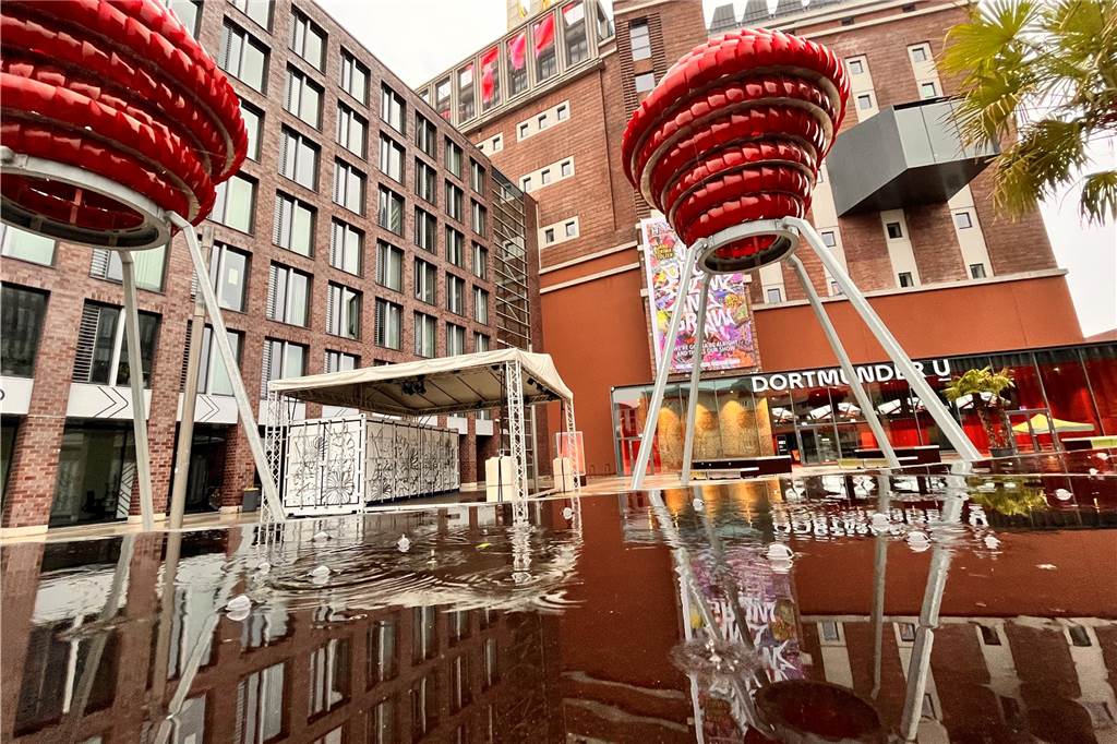 Warnung vor schwerem Gewitter mit „heftigem Starkregen“ in Dortmund Pfützen, wo eigentlich ein Konzert sein sollte: Das Gelände der Veranstaltung "Sommer am U" am Sonntagnachmittag.