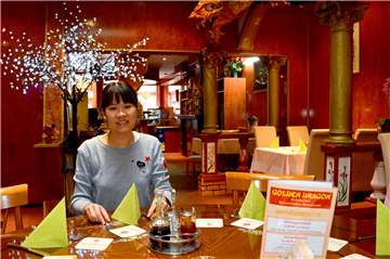 Pham Mai Huong, die freundliche Inhaberin des Golden Dragon an der Bahnhofstraße in Ahaus, am großen Tisch in ihrem Lokal.