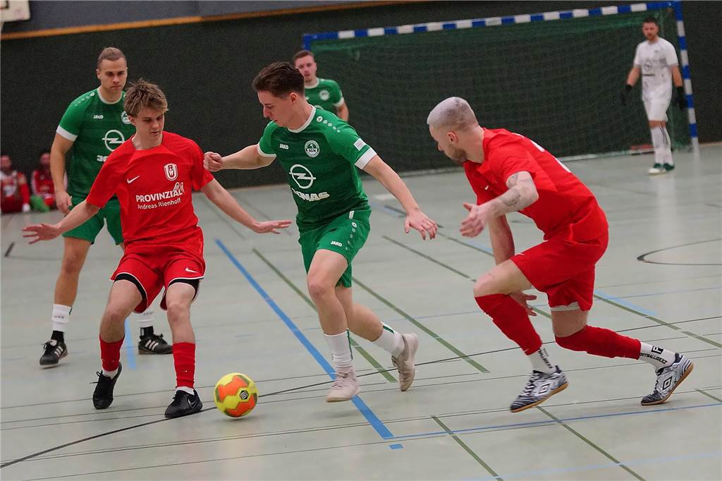Ab sofort Erste: Phil Hoffmann (18) begeistert beim RWU-Seniorendebüt Phil Hoffmann (l., in Rot) im Spiel gegen die SG Massen.