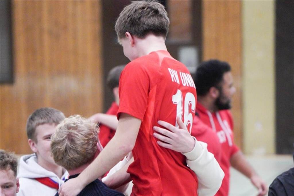 Ab sofort Erste: Phil Hoffmann (18) begeistert beim RWU-Seniorendebüt Phil Hoffmann wurde nach dem Titelgewinn gefeiert.