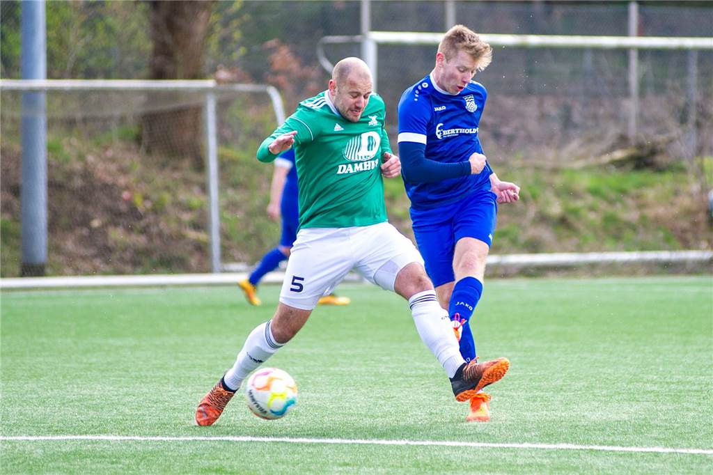 Nach wenigen Minuten steht es schon 0:2 Phil Schröter (r.) im Duell mit Marius Wiesmann, dem er beim 1:3-Treffer den Ball abnahm, um dann alleine aufs Tor zulaufen zu können.