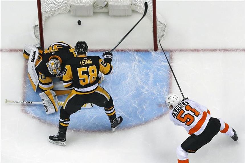 NHL: Kühnhackl-Team verliert - Philadelphia verkürzt Philadelphias Valtteri Filppula (r) erzielte das zwischenzeitliche 2:2. Foto: Gene J. Puskar/AP