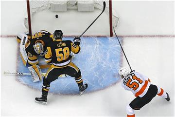 Philadelphias Valtteri Filppula (r) erzielte das zwischenzeitliche 2:2. Foto: Gene J. Puskar/AP
