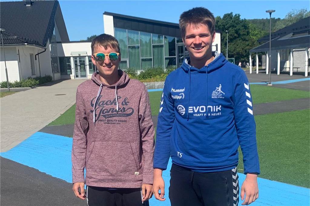 20.000 Teilnehmer, über 1300 Teams und die D-Jugend des HSC Haltern-Sythen ist mittendrin Philip Bankwitz (l.) und Tobias Spiekermann trainieren das Team des HSC.