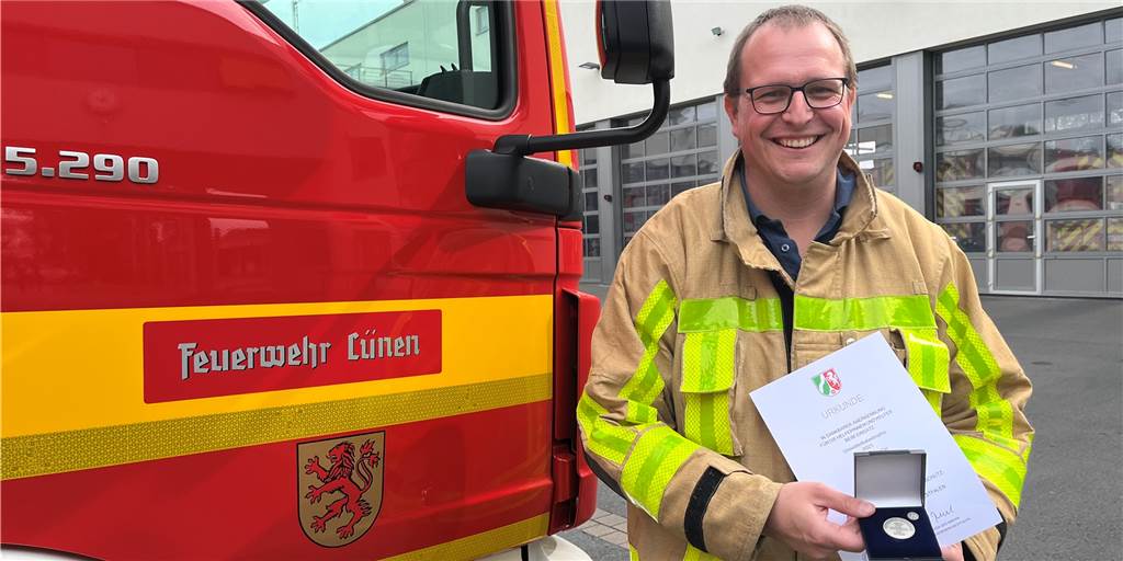 Flutkatastrophe hinterlässt Spuren: „Wird es wieder so wie letztes Mal?“ Philip Michael von der Feuerwehr Lünen präsentiert seine Einsatzmedaille.