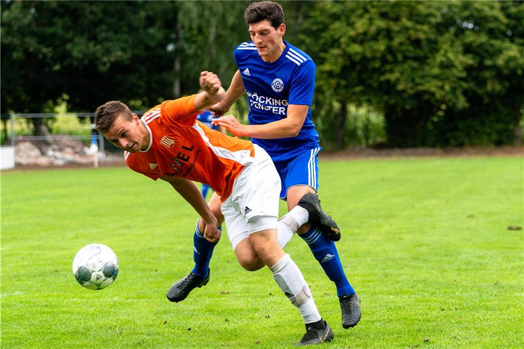 ASV Ellewick holt weiteren Neuzugang: Linksfuß für die Defensive Philip Niehuis (v.), hier im Einsatz gegen den Ammeloer Lukas Ritter, schließt sich dem ASV Ellewick an.