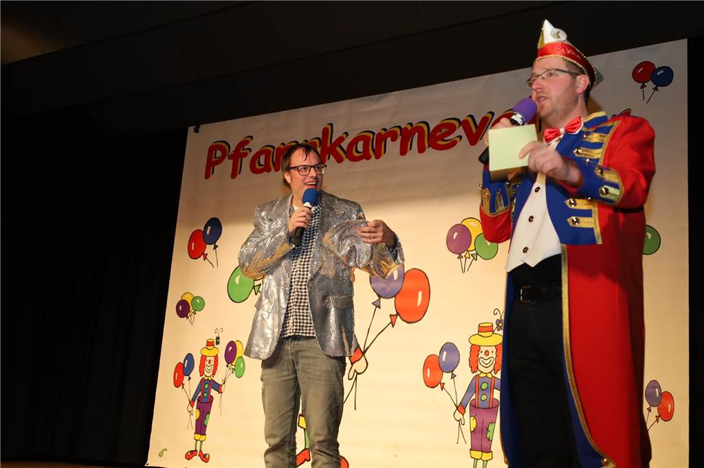 Philipp Böckmann (l.) sang vom Olfener Brauchtum.