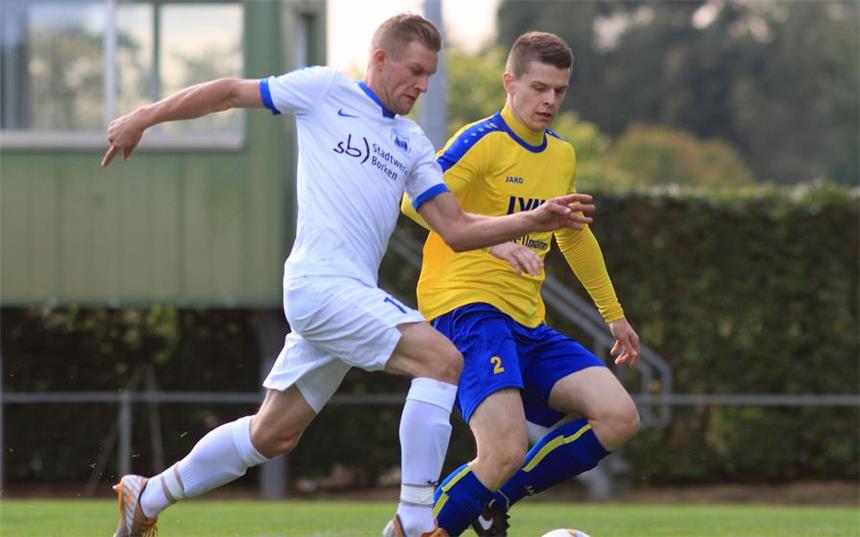Philipp Dubicki (r.) und der SV Herbern müssen am Sonntag im Kellerduell gegen Emsdetten ähnlich engagiert verteidigen wie vor Wochenfrist in Gemen.
