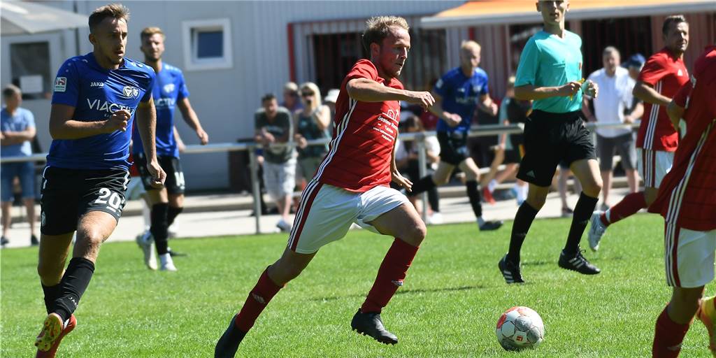 Kreisliga B Recklinghausen: TuS Henrichenburg legt sich weiße Weste zu Philipp Engel (am Ball) eröffnete in der 30. Minute mit seinem Treffer zum 1:0 den Torreigen