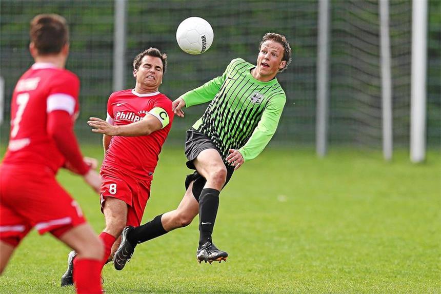 TuS beim Spitzenreiter – Alle Vorberichte Philipp Engel (rechts) war Aktivposten im Henrichenburger Spiel, hier gegen Erkenschwicks Kapitän Frank Adamski / TuS Henrichenburg - RW Erkenschwick. Foto Jens Lukas