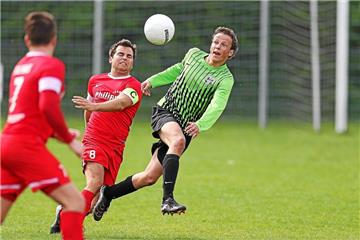 Philipp Engel (rechts) war Aktivposten im Henrichenburger Spiel, hier gegen Erkenschwicks Kapitän Frank Adamski / TuS Henrichenburg - RW Erkenschwick. Foto Jens Lukas
