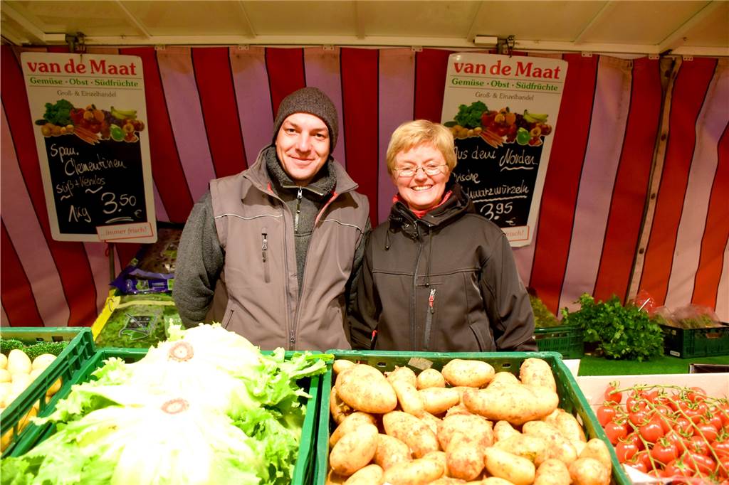 Nach 100 Jahren: Familie van de Maat gibt Obst- und Gemüsehandel auf Philipp Finder übernimmt den Stand von Birgit van de Maat. Er kennt den Betrieb und will ihn fortführen – allerdings unter neuem Namen. Der Name van de Maat wird in Zukunft nur noch durch den Obst- und Gemüsegroßhandel an der Dieselstraße geführt. Auch aus diesem Betrieb hat sich die Familie aber schon zurückgezogen.