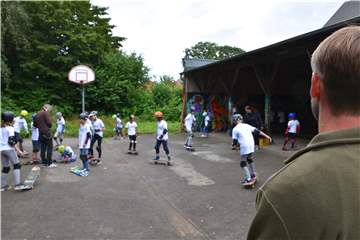 Philipp Göckener von der Initiative SkateAid will kein typischer Lehrer sein. Er steht am Rande für Fragen bereit, dennoch sollen sich die Kinder gegenseitig helfen und ermutigen.
