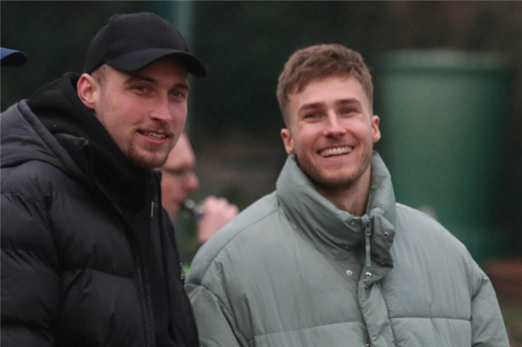 Philipp Grodowski ist Trainer bei Oberligist: „Ohne Fußball, geht das gar nicht“ Philipp Grodowski (l.) und Joel Grodowski (r.).