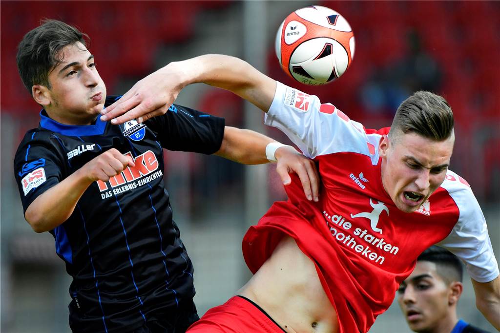 Schalke-Arzt operiert BVB-Fan Philipp Grodowski an Karneval: Das Ende der Leidenszeit? Philipp Grodowski (r.) will nach Möglichkeit Oberliga spielen.
