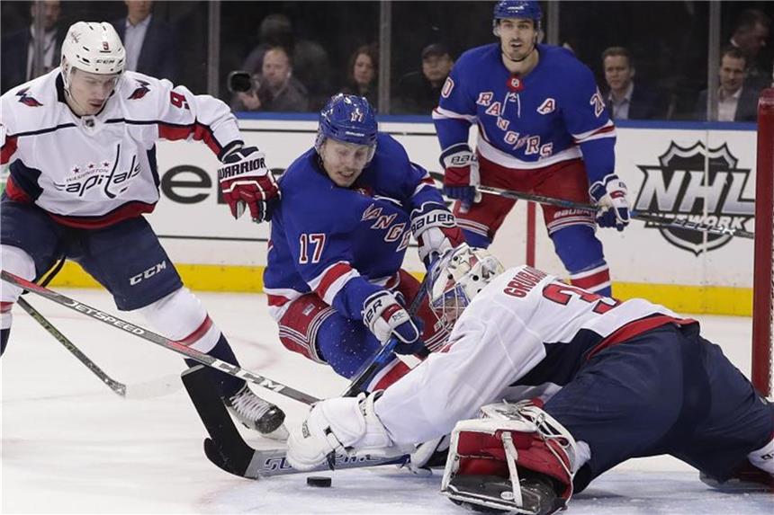 NHL: Grubauer siegt - Seidenberg & Greiss verpassen Playoffs Philipp Grubauer (r) war der Rückhalt der Washington Capitals. Foto: Julie Jacobson/AP