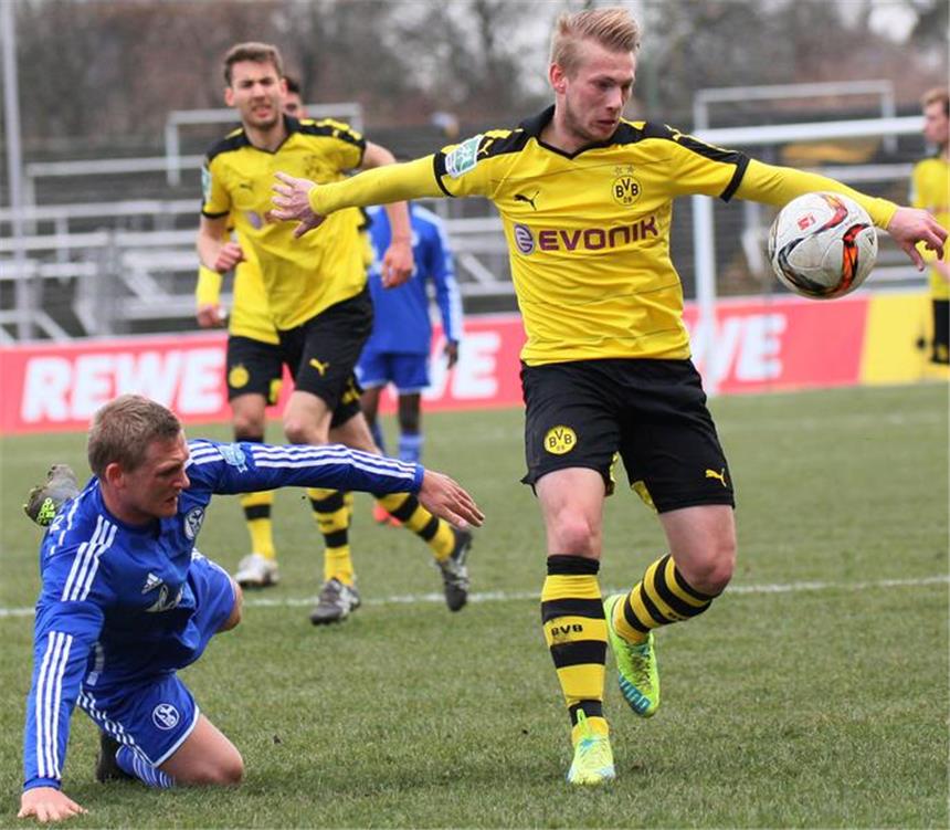 BVB II steht in Gladbach vor "schwierigster Aufgabe" Philipp Hanke (r.) tritt mit dem BVB II beim Tabellenführer Mönchengladbach II an.
