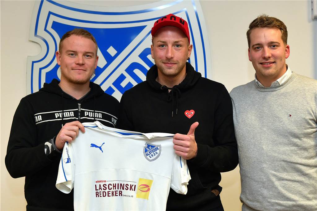 Rückkehr nach Knieverletzung - Lüner Kicker endlich wieder zurück auf dem Platz Philipp Herder (M.) mit BWA-Trainer Tim Hermes (l.) und dem Sportlichen Leiter Benedikt Kuhne (r.).