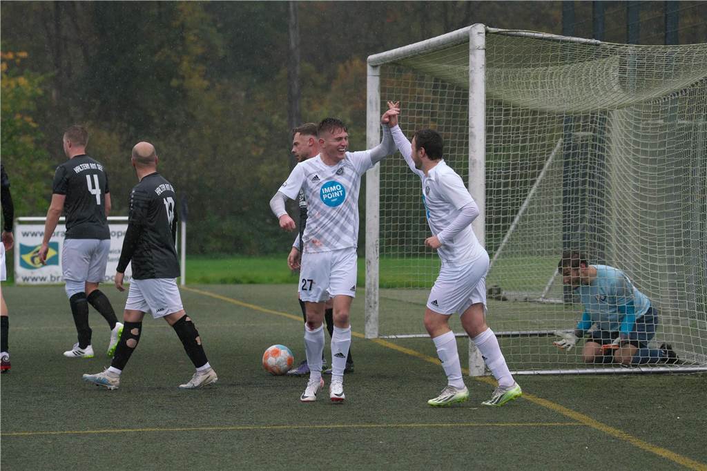 Blutiges Derby für zwei Halterner: „Ich hatte noch überlegt, ins Krankenhaus zu gehen“ Philipp Hirsch (r.) im TuS-Tor ärgert sich: Den Elfmeter von Dennis Klüsener konnte er noch halten, dennoch landete der Ball im Tor, weil Timm Henniges (M.) für den ETuS abstaubte.