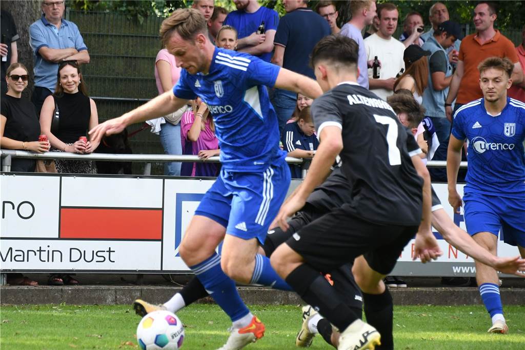 Der FC Epe sing(h)t und lacht: Kantersieg im ersten Saisonspiel Philipp Hörst (l.) schoss den FC Epe mit 1:0 in Führung.