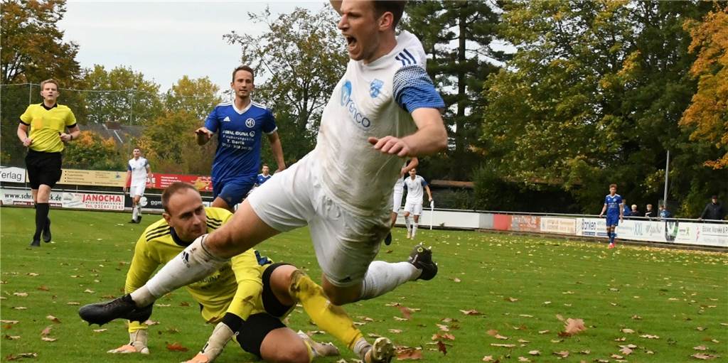 5:4 nach 0:3: Fußball-Wahnsinn in den Eper Bülten Philipp Hörst wird hier von den Beinen geholt. Der FC-Stürmer erzielte den wichtigen 1:3-Anschlusstreffer.