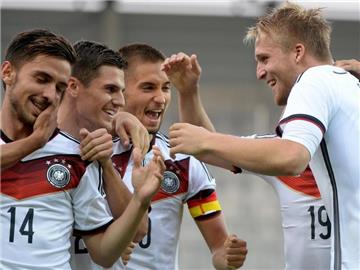 Philipp Hofmann (r) wird von seinen Teamkameraden der U 21 für seinen Treffer gefeiert. Foto: Hendrik Schmidt