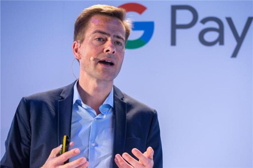 Google bringt Smartphone-Bezahldienst nach Deutschland Philipp Justus, Vize-Präsident von Google für Zentraleuropa, stellt in Berlin den neuen Smartphone-Bezahldienst Google Pay vor. Foto: Jens Büttner