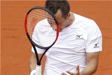 Philipp Kohlschreiber hadert mit sich nach der Niederlage im abschließenden Einzel beim Davis Cup. Foto: Alberto Saiz/AP